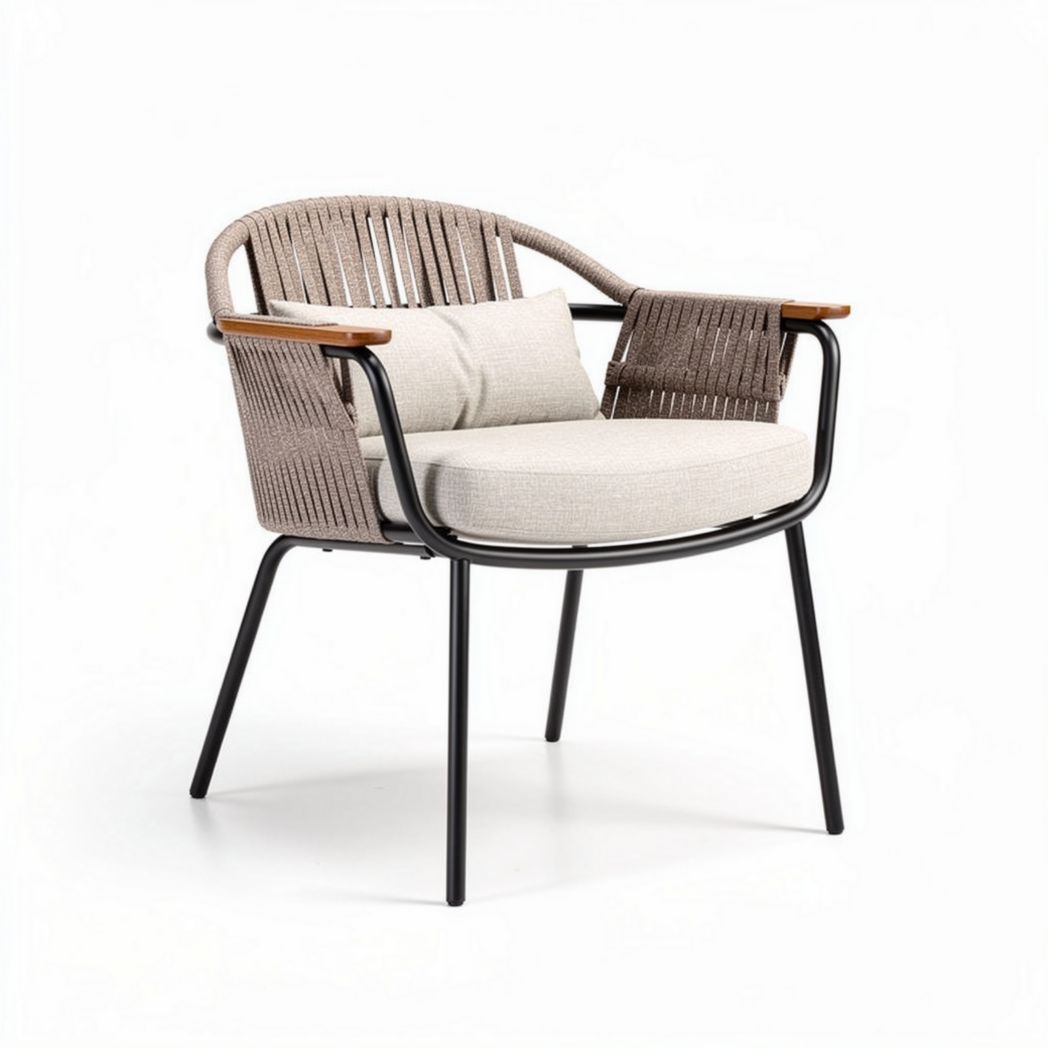 Fauteuil en métal noir avec coussin en tissu beige et accoudoirs en bois